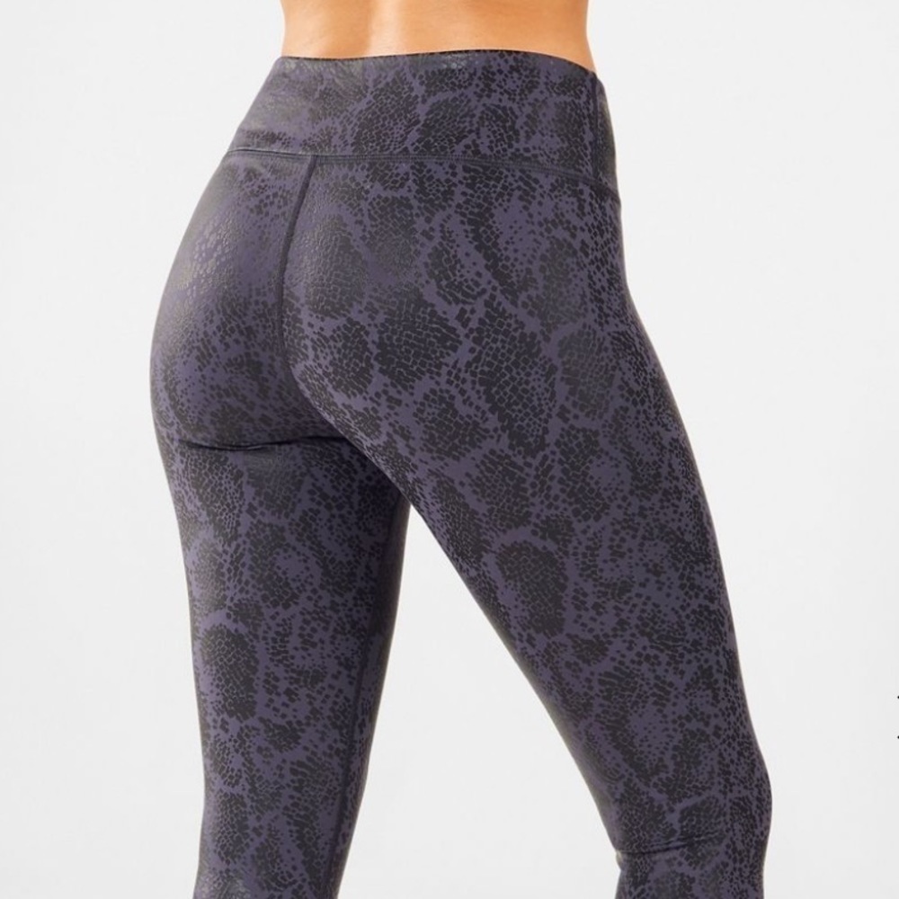 Fabletics midrise powerhold crop leggings